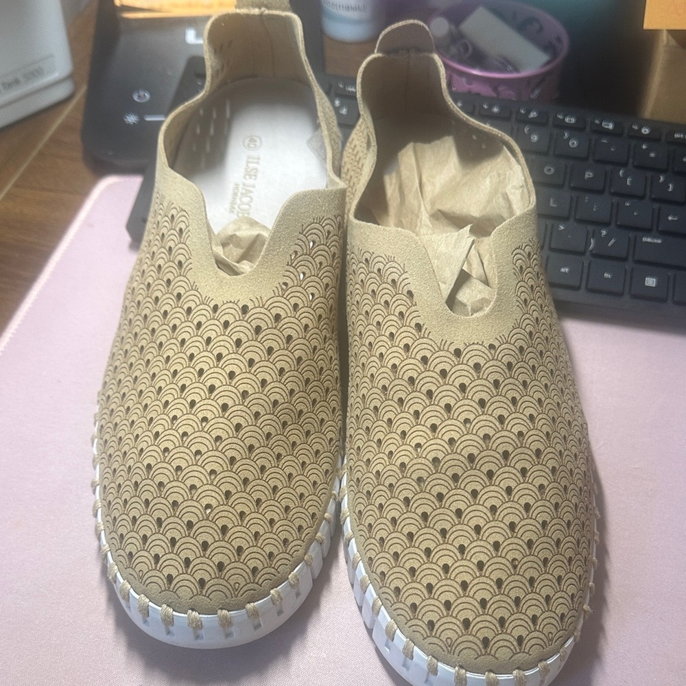 Ilse Jacobsen Tan Slip-On Shoes size 9